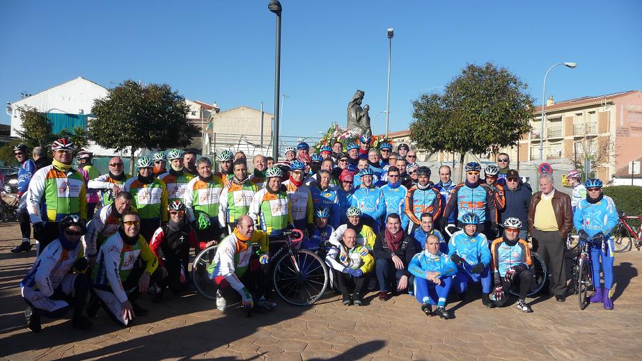El alcalde junto a los miembros de Veloclub y Cicloturista