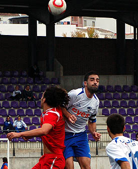 Sillero salta de cabeza con un jugador jienense (CASTILLO)