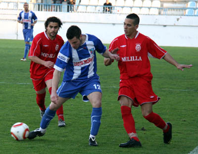 Juan Carlos acosado por los melillenses Farid y Salvi (MUCHO DEPORTE)