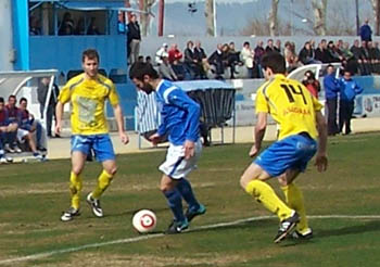 Una acción del encuentro en la Ciudad Deportiva de Maracena (LÁZARO)