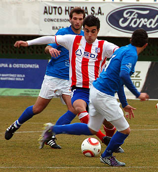 Alfonso, autor del tanto, en una acción del partido (ALONSO)