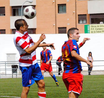Una acción de un encuentro entre Vandalia y Granada B (RIVERA)