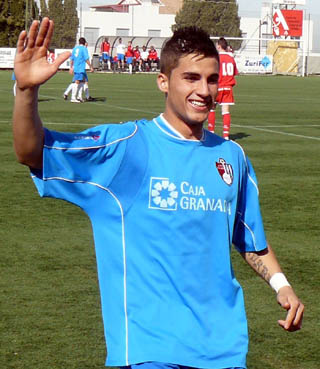Navarro festeja el segundo gol del Arenas en La Zubia (SAVONA)