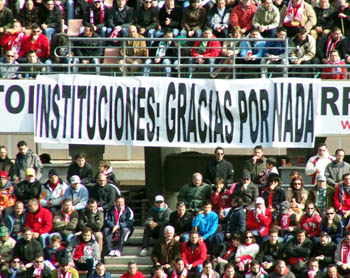 Pancarta expuesta durante un encuentro en Los Cármenes (GRJ)