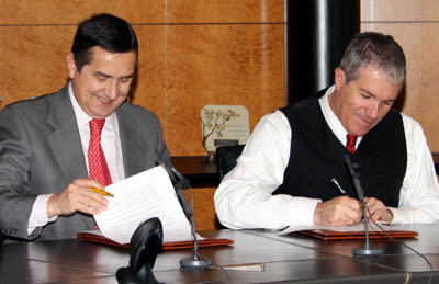 Antonio Ruiz y José Manuel Molina durante la firma del convenio (GRJ)