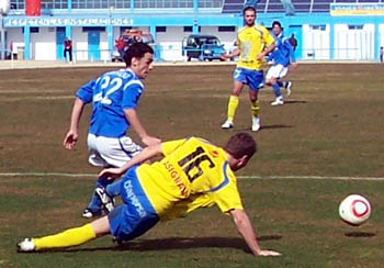 Garrido en una accion del derbi ante el CD Huétor Tajar (LÁZARO)