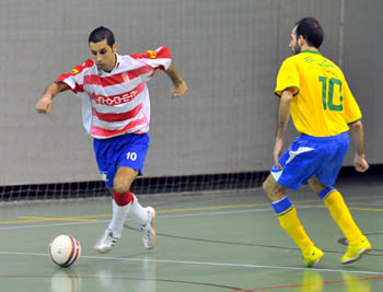 El local Rafita saca el balón controlado (J. M. BALDOMERO)
