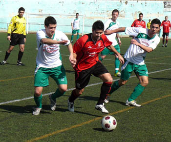 Pincho, jugador del Cúllar, rodeado de jugadores locales (SAVONA)