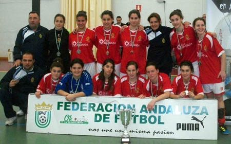 La selección granadina femenina de fútbol sala sub23 tras proclamarse subcampeona