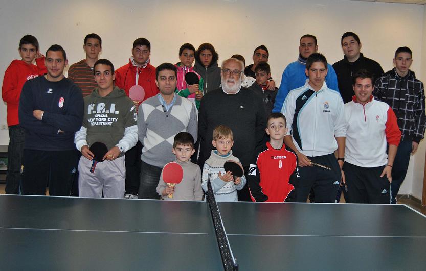 Los vecinos del Cerrillo de Maracena junto a su nueva mesa (GRJ)