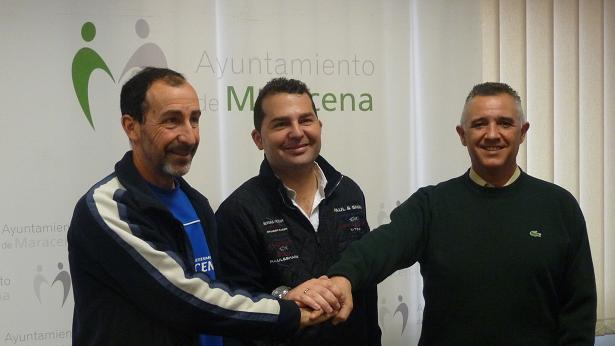 Momento de la firma del convenio de atletismo