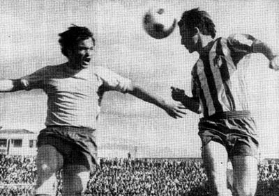 Granada 1 Las Palmas 0, 28 de abril de 1973. Porta y Castellano en lucha por un balón