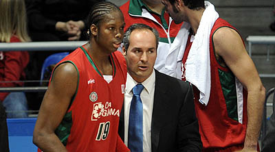 Curro Segura da indicaciones a Samb en el último partido (PHOTO ACB)
