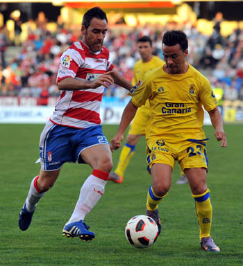 Abel Gómez pugna con un jugador canario (BALDOMERO)