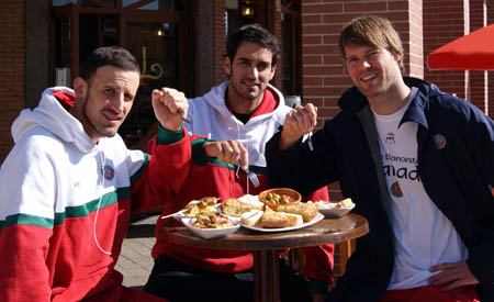 Gianella, Guerra y Stefansson degustan unas típicas tapas granadinas (GRJ)