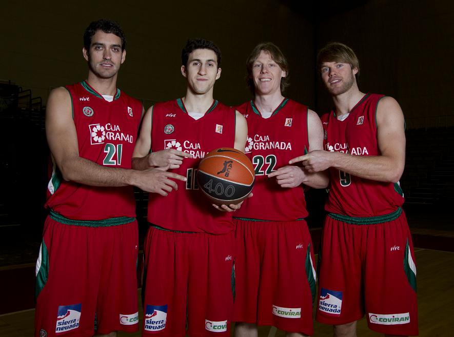 Los jugadores del CB celebran su partido 400 en la ACB