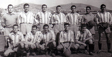 Último partido de Cholín como míster del Granada, 30 de septiembre de 1951. De pie: Carbelo, Salvador, Sáenz, Chaves, Toñín, Martín y Mompeán; agachados: Ibáñez, Vecino, Morera, Pérez y Otto (GRJ)