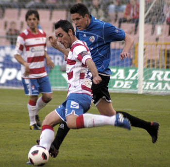 Abel Gómez presionado por un jugador salmantino (P. AYALA)