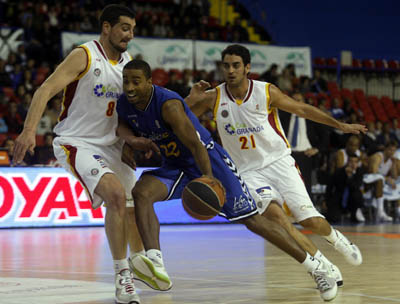 Jesús Fernández y Roberto Guerra en una acción defensiva (PHOTO ACB)