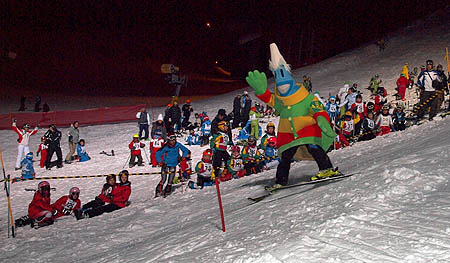 Los participantes en la carrera infantil y carnaval, anoche en Sierra Nevada (CETURSA)