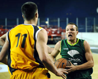 Rafa Freire, nuevo jugador rojiverde, en una acción con el Unicaja