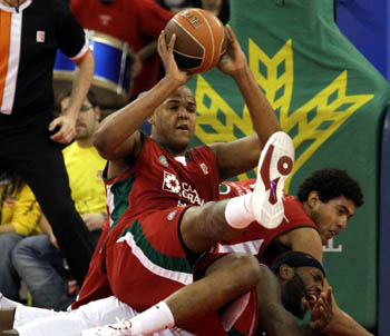 Prestes y Lima luchan por un balón con jugador de Menorca (PHOTO ACB)