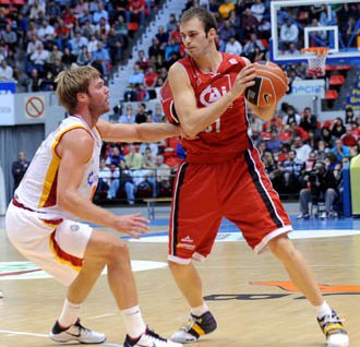 Stefannsson defiende a un jugador del CAI Zaragoza. (ARCHIVO)