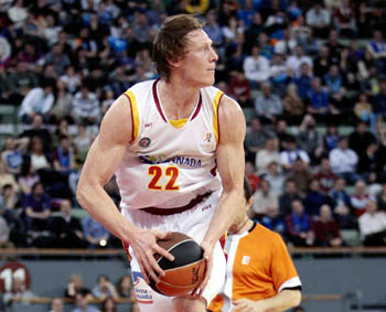 Karl en una acción del partido en la cancha de Estudiantes (PHOTO ACB)