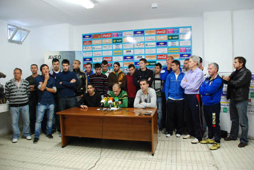 La plantilla del Motril CF durante la lectura de un comunicado a los medios (MUCHO DEPORTE)