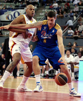 Prestes en un acción ante Estudiantes (PHOTO ACB)
