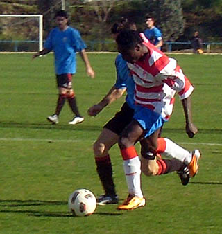 Una jugada del derbi entre Granada B y Cúllar Vega (LÁZARO)