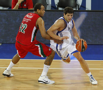 Prestes en una acción defensiva en el partido de ida (PHOTO ACB)