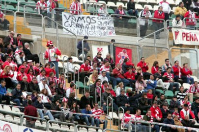 Seguidores rojiblancos en el estadio `Martínez Valero` de Elche. (ARCHIVO)