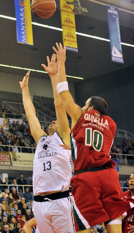 Gianella ante Bilbao en el encuentro de ida (BALDO)