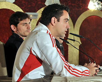 Xavi, con Casillas por detrás, durante la rueda de prensa (BALDOMERO)
