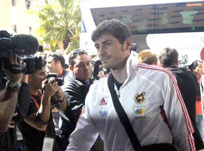 Iker Casillas a su llega al hotel de concentración (PACO AYALA)