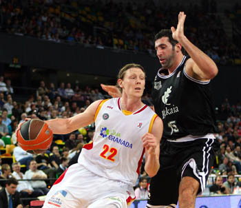 Karl, que sólo anotó 7 puntos, en una acción del partido (PHOTO ACB)