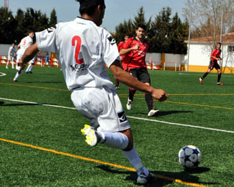 El accitano Carlos intenta colgar un balón al área (UBRIC)