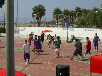 Gran ambiente en el barrio de Santa Adela