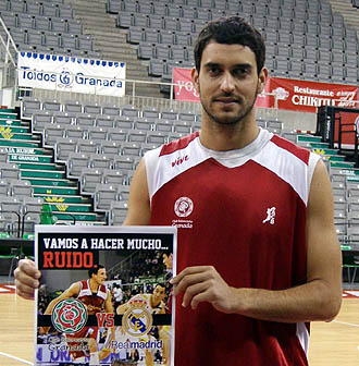 Roberto Guerra con el cartel del partido ante el Real Madrid