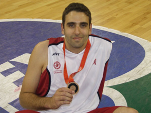 `Juampi`posa con la presea olímpica (CBGRANADA.COM)