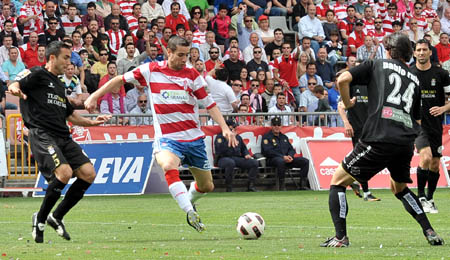 Álex Geijo, que hizo los dos goles locales, en una acción del encuentro (J. M. BALDOMERO)