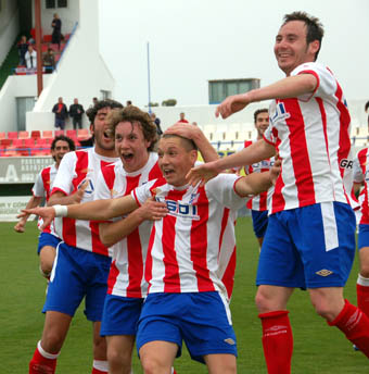 Los jugadores locales celebran el tanto inicial (ALONSO)