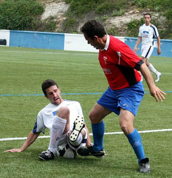 Bienve y el visitante Lele luchan por un balón (M. LÓPEZ)