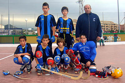 Los jugadores del Infantil de Hockey sobre Patines de Alhsur Patín Cájar (GRJ)