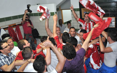 Los jugadores del Arenas de Armilla celebran el ascenso en el vestuario (GRJ)