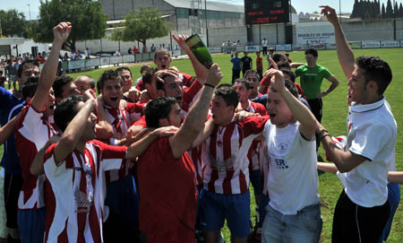 La plantilla del Arenas celebrando el ascenso a la conclusión del encuentro (BALDOMERO)