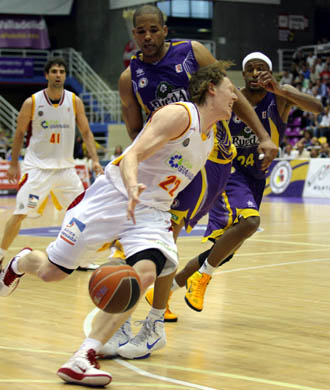 Coby Karl en una acción del partido en Valladolid (PHOTO ACB)