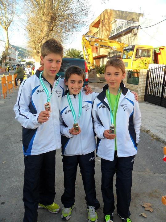 Tres atletas de la Juventud Atlética con sus medallas