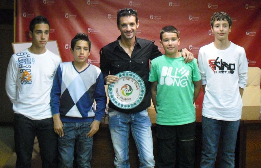Paquillo con jóvenes granadinos en el ciclo de `Formación en valores`
